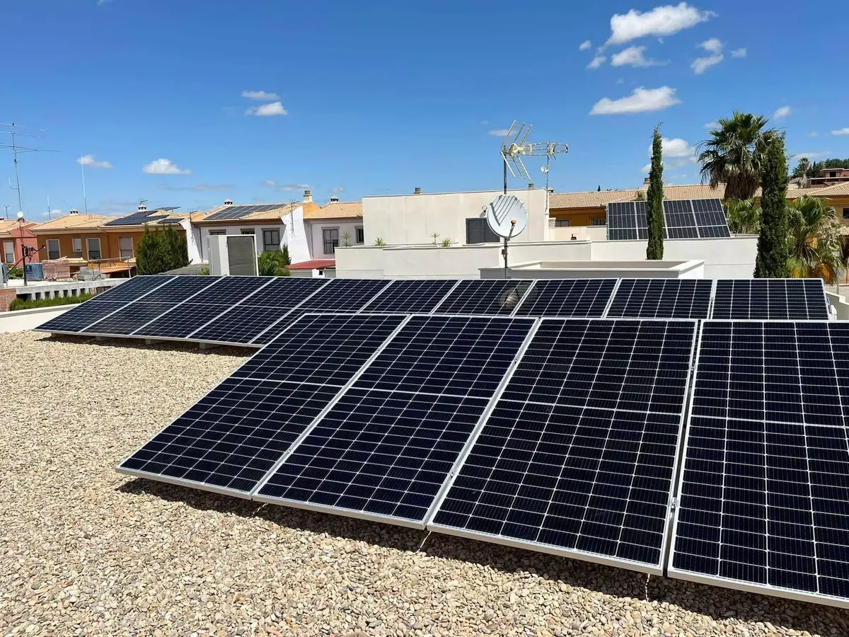 Instalación de placas solares en una cubierta
